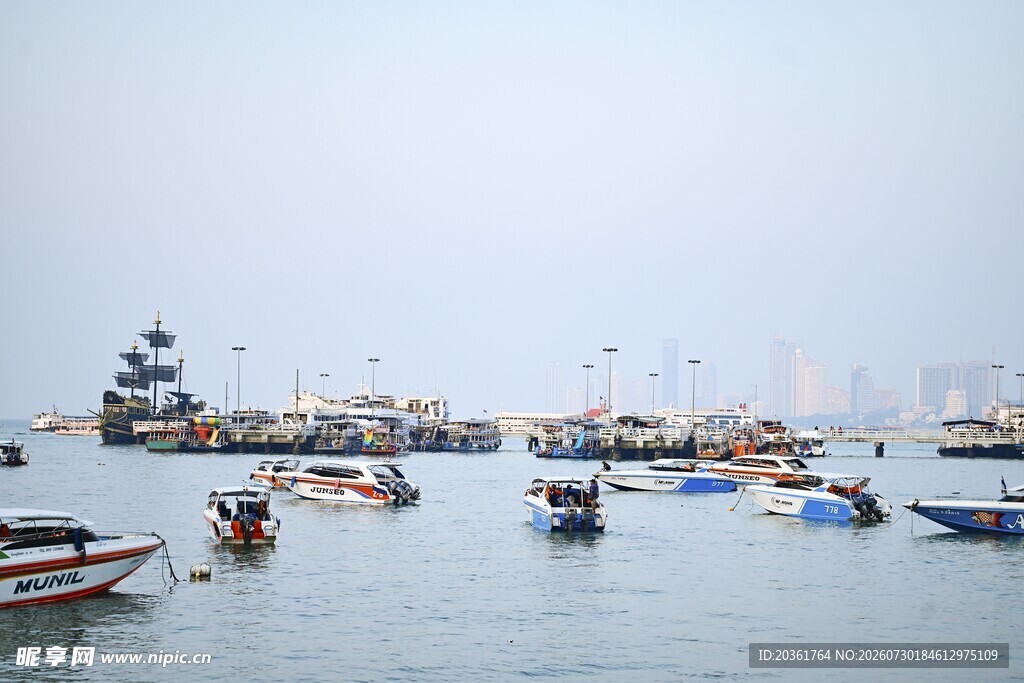 海港停泊船只景象