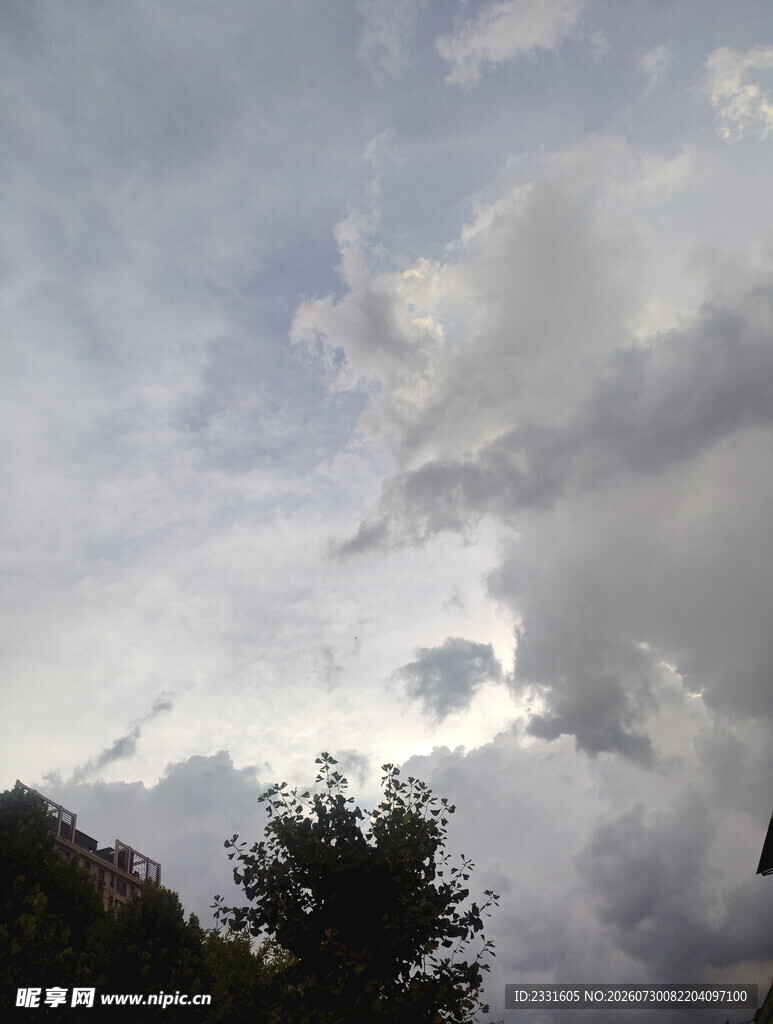 暴雨来临前的天空