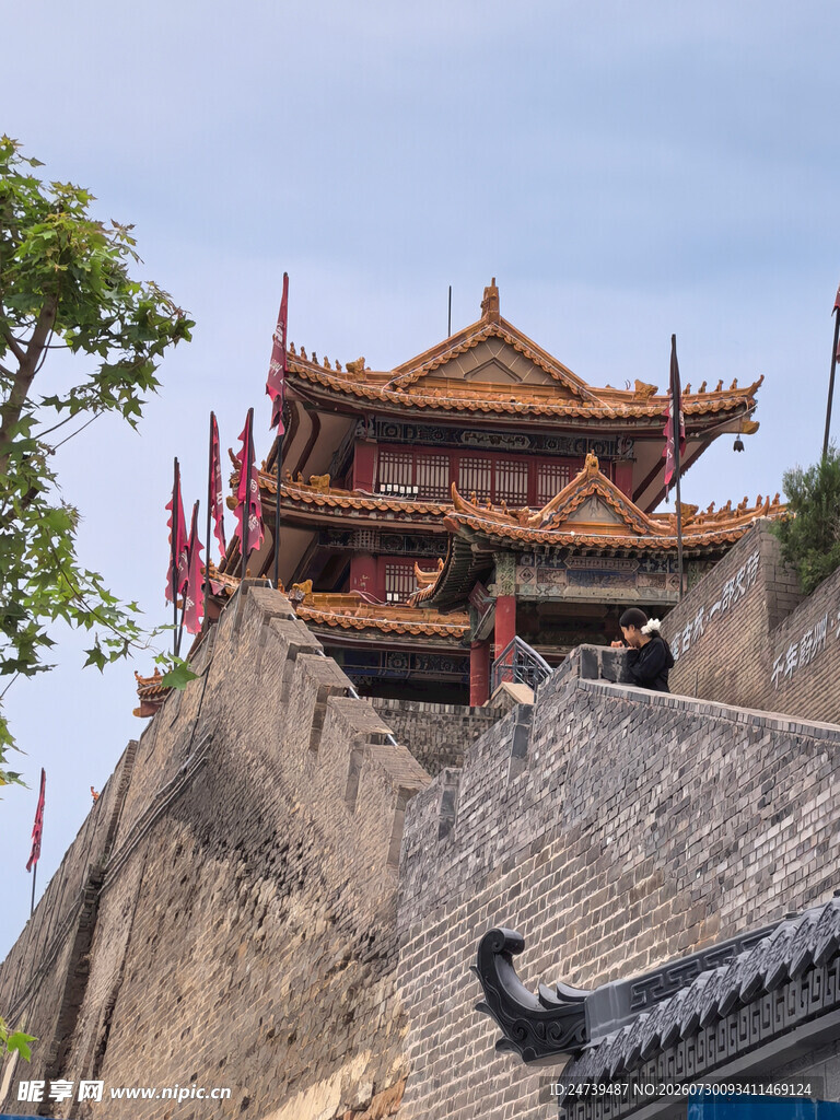 古城墙畔的中式巍峨楼阁