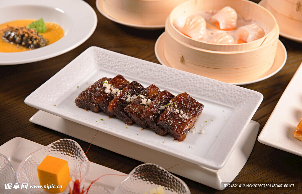 精致日式烤肉与多样美食