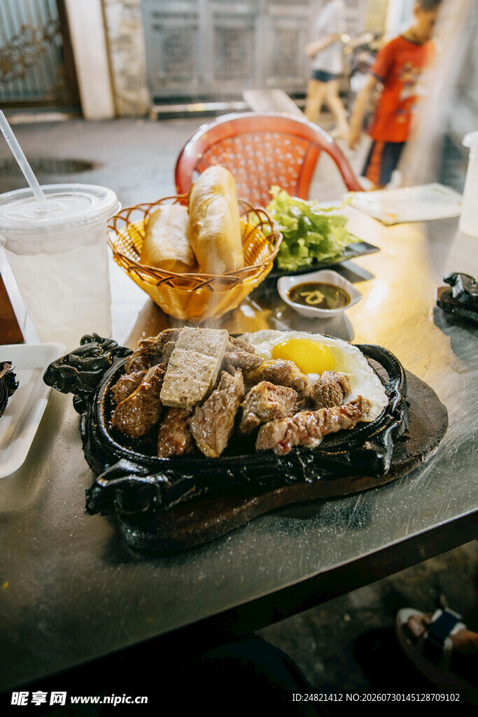 丰盛海鲜美食摆桌
