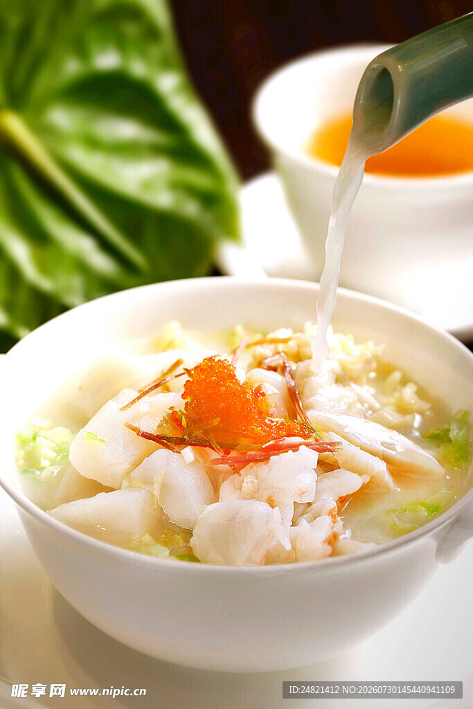 鲜虾馄饨正被浇上汤汁