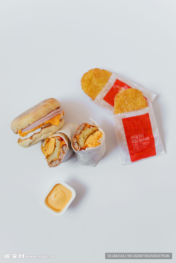 美味夹心糕点与酱料组合