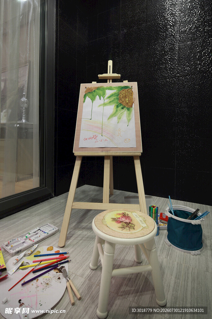 室内画架旁的绘画创作场景