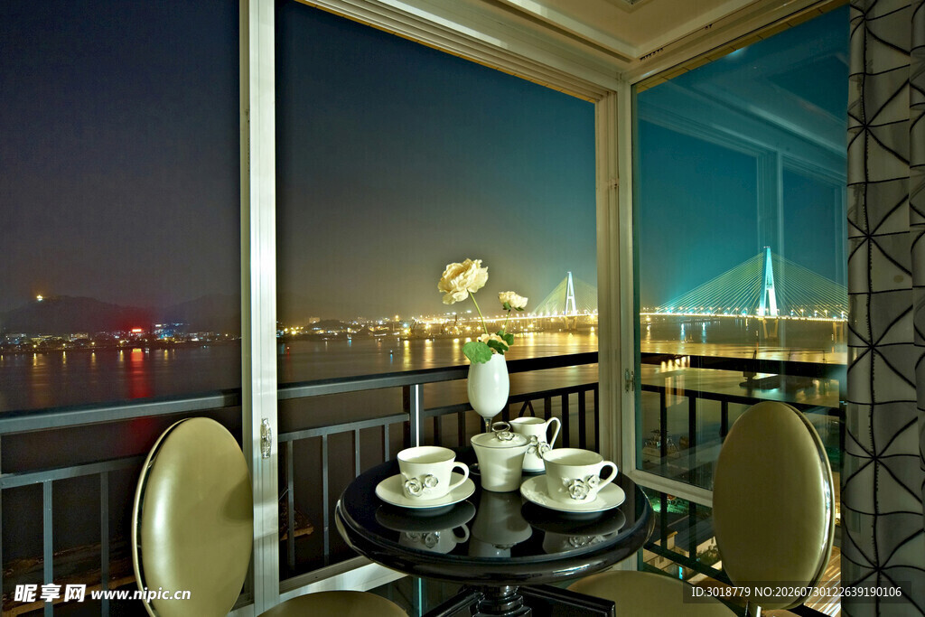 窗边雅致茶座赏城市夜景