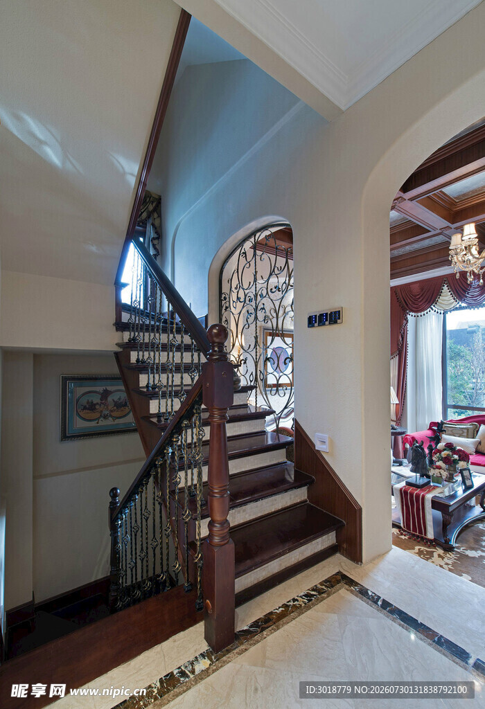 室内精致实木旋转楼梯