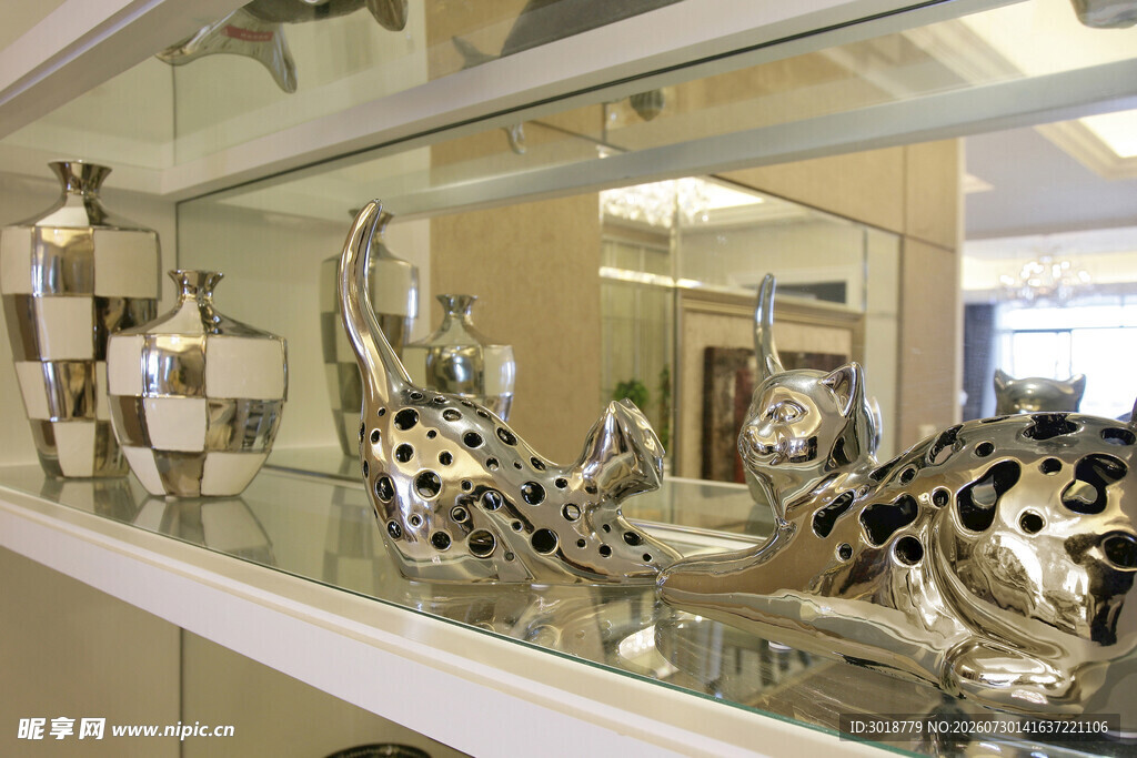 展示柜中的精美金属工艺品