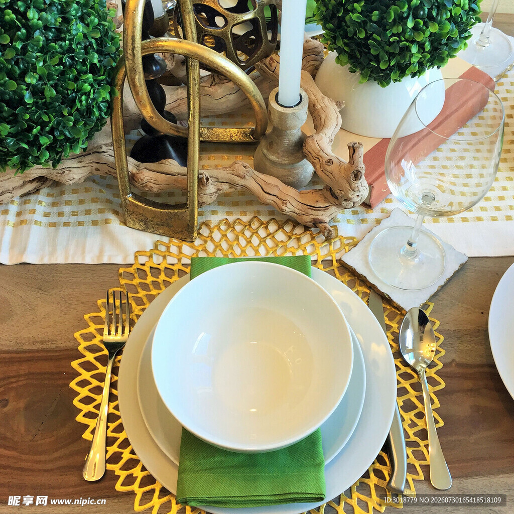 精致餐桌布置与餐具