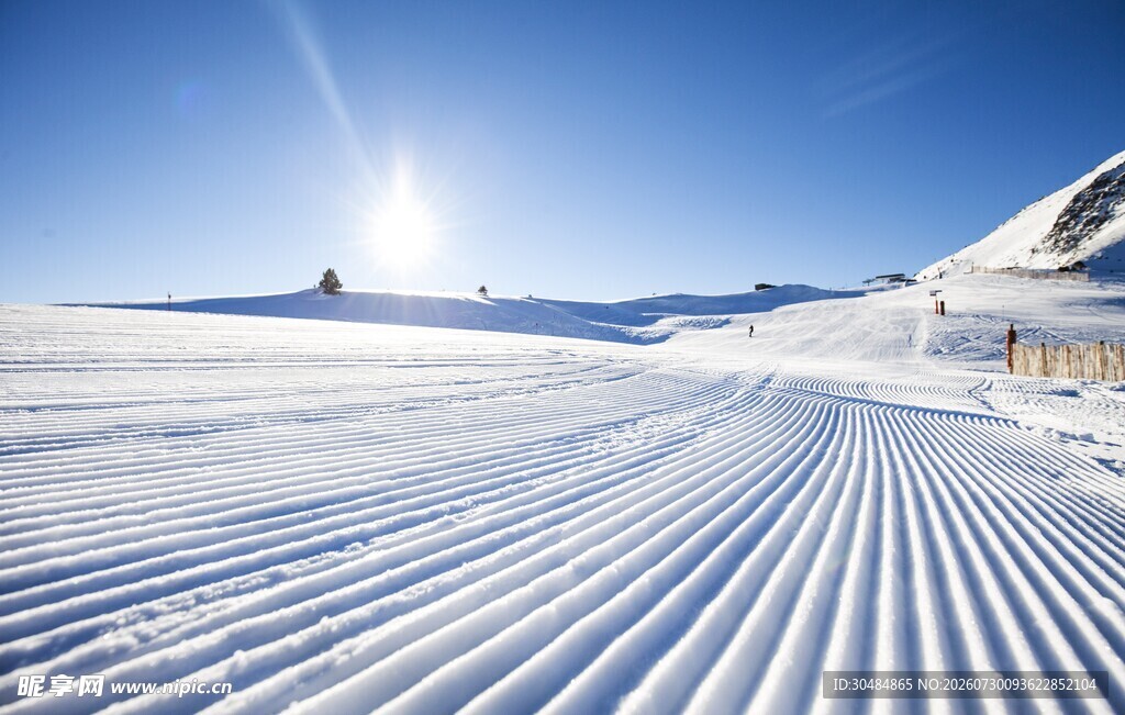 雪后滑雪场的壮丽景象