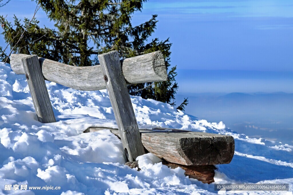 雪中山间木椅与开阔远景