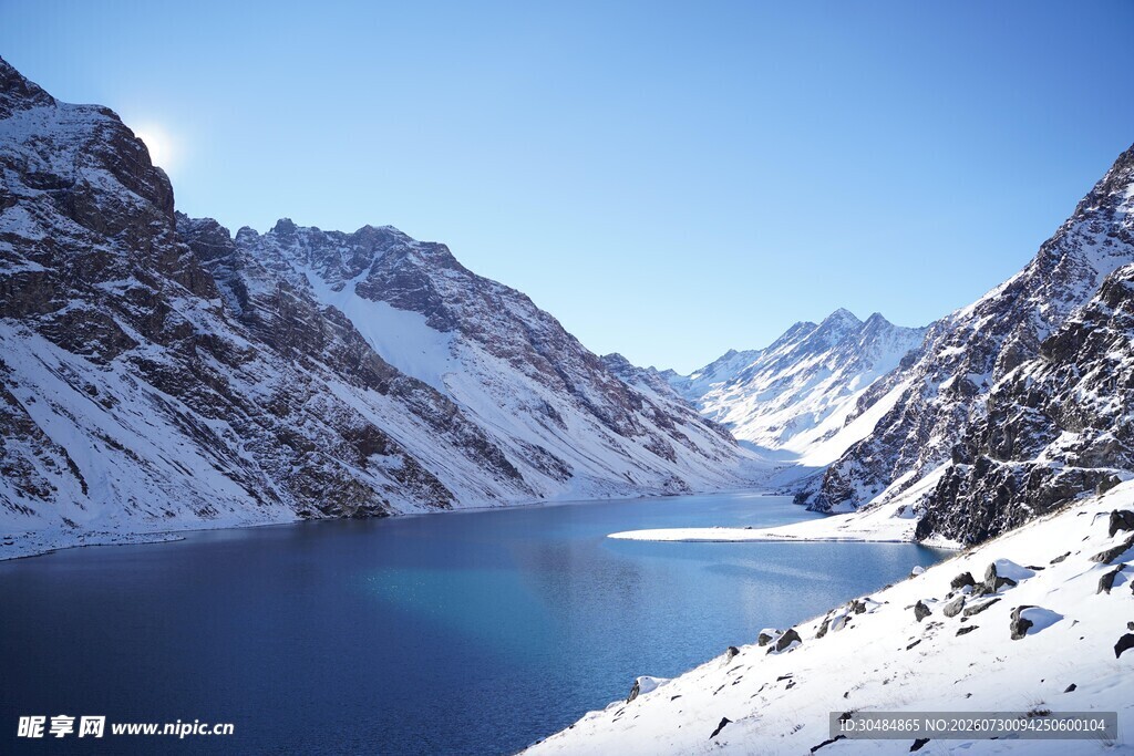 雪山下的静谧蓝色湖泊