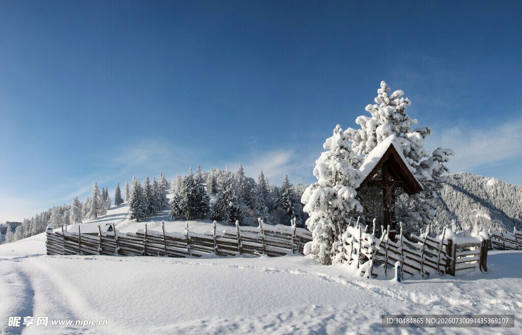 冬日雪景中的温馨小屋