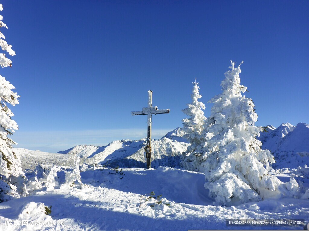 雪覆山林