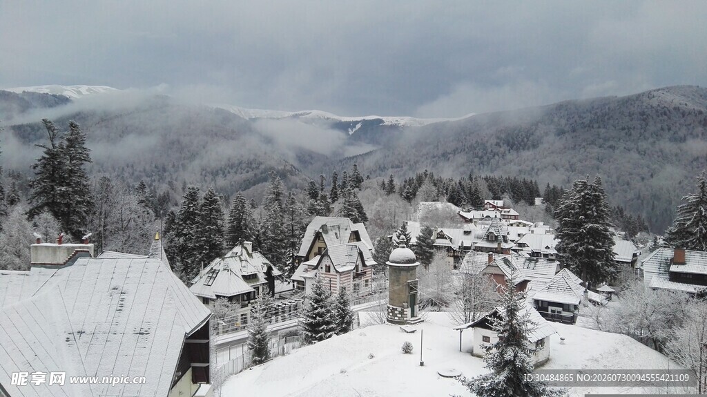 冬日雪覆山村美景