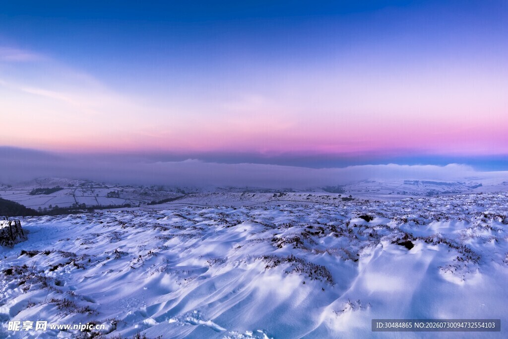 雪覆大地的壮丽天际景观