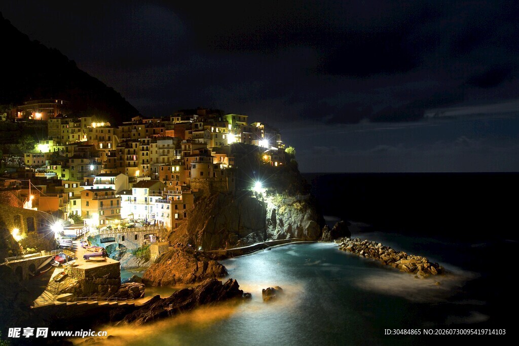 海边小镇夜景