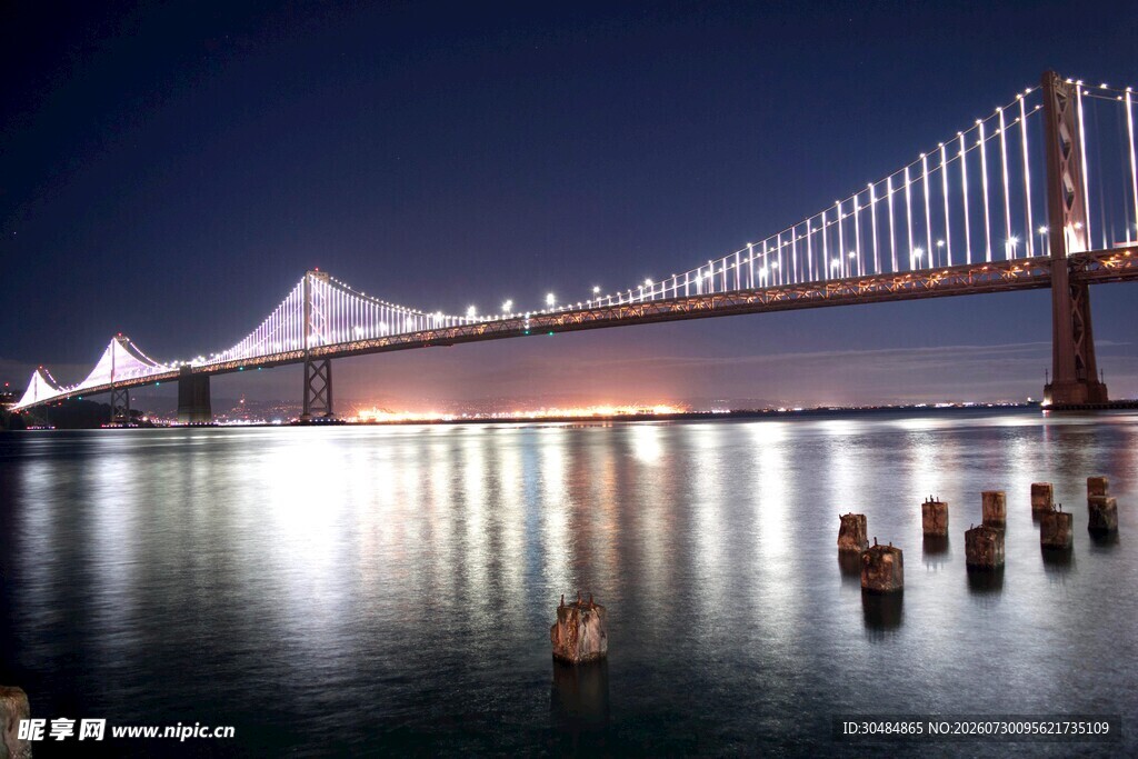 夜晚璀璨的跨海大桥夜景