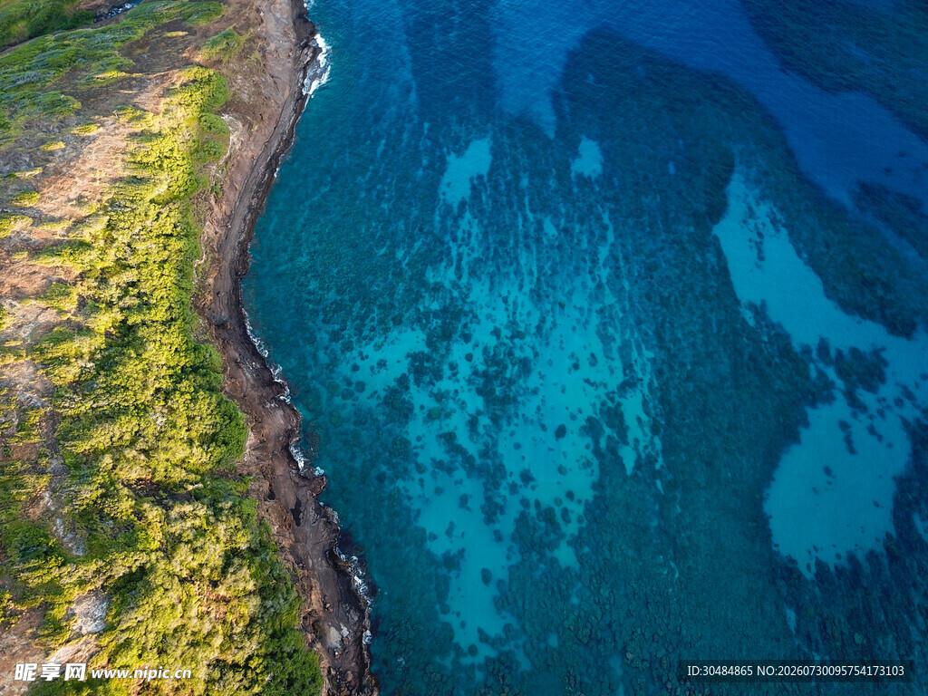 海岸边的清澈碧蓝海水