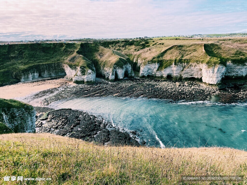 海岸美景蓝水白崖绿草
