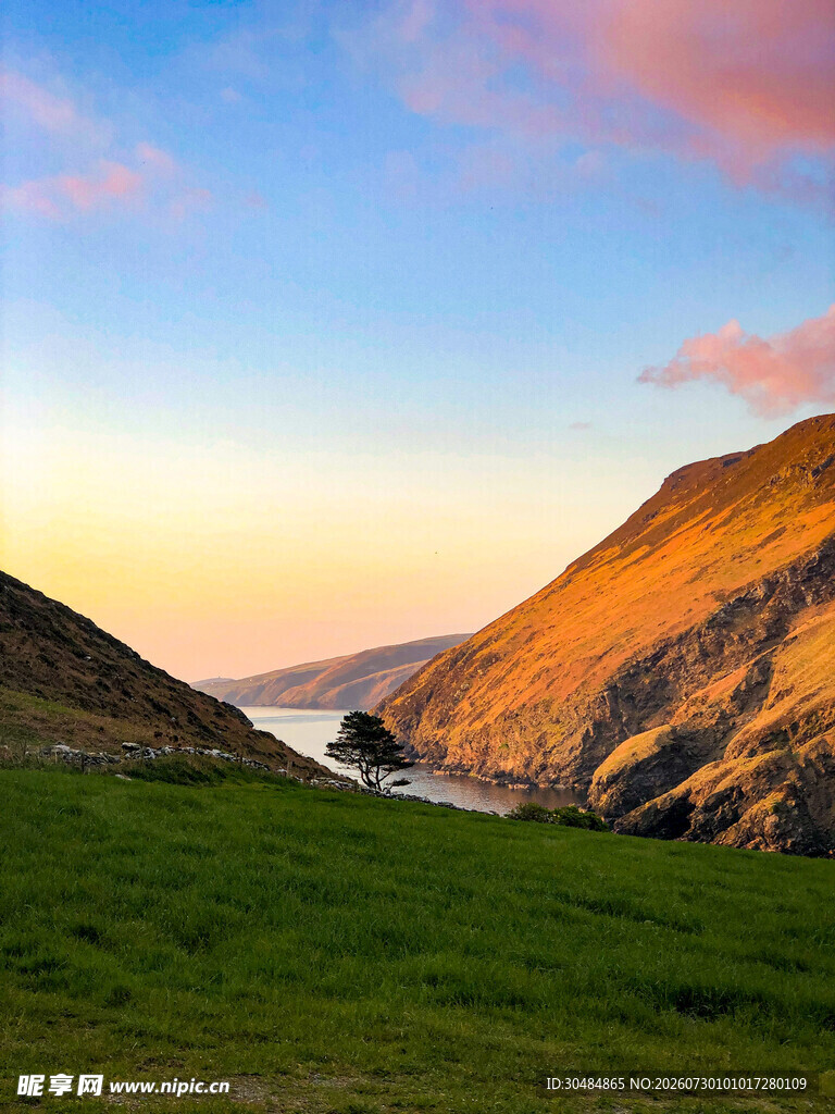 山间草地黄昏景色