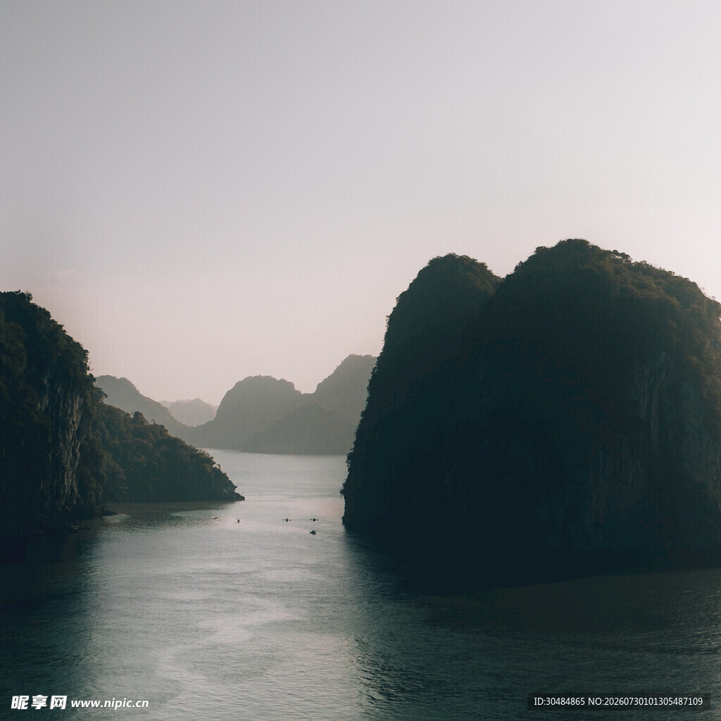 海上嶙峋岩景