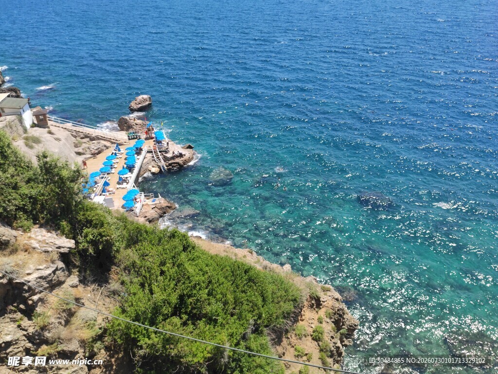海边蓝白阶梯与澄澈海景