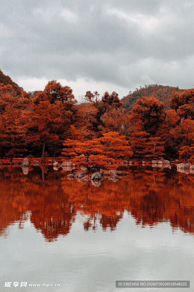 秋日湖景红叶倒映