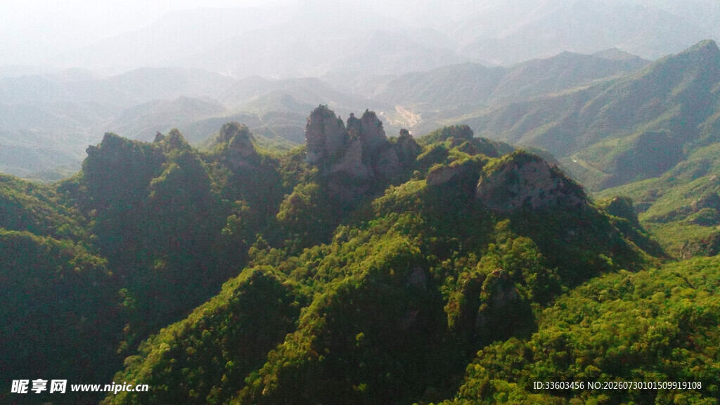青山翠谷间的壮丽山景