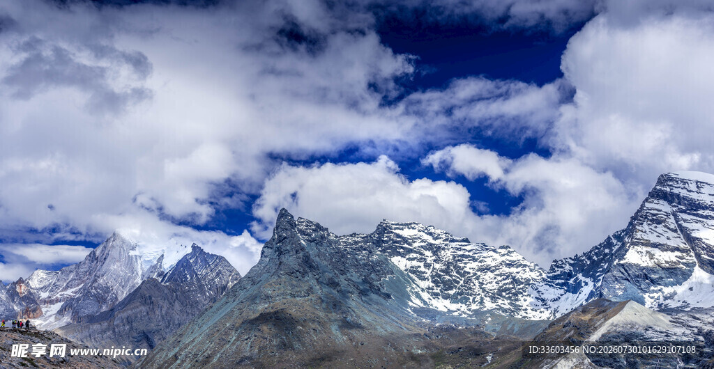 壮丽雪山与蓝天白云美景