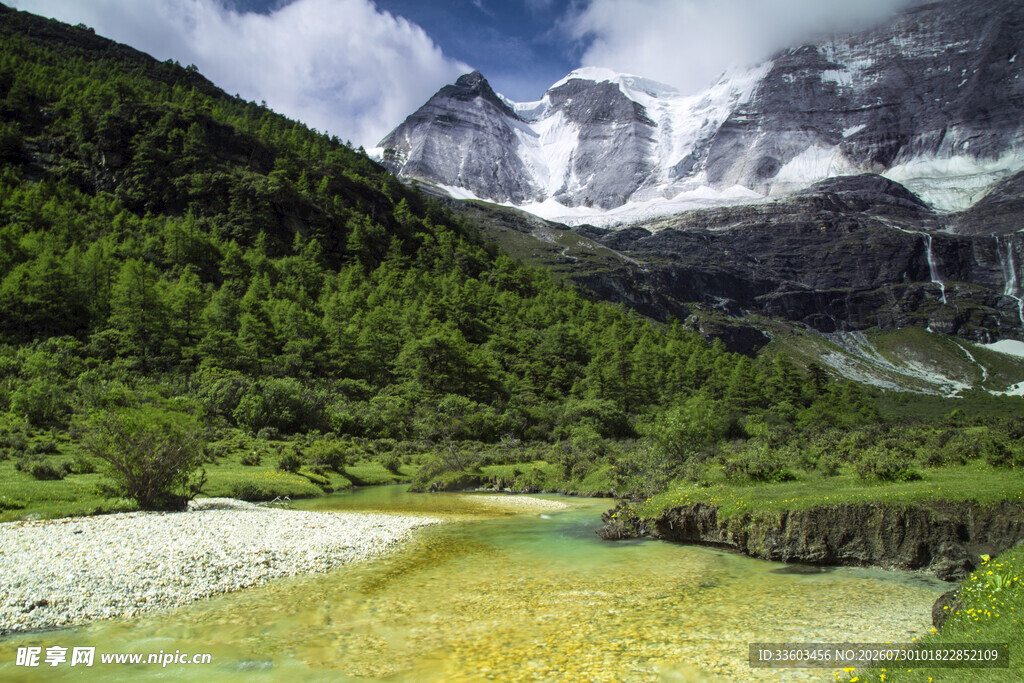 山间碧湖与巍峨雪山美景