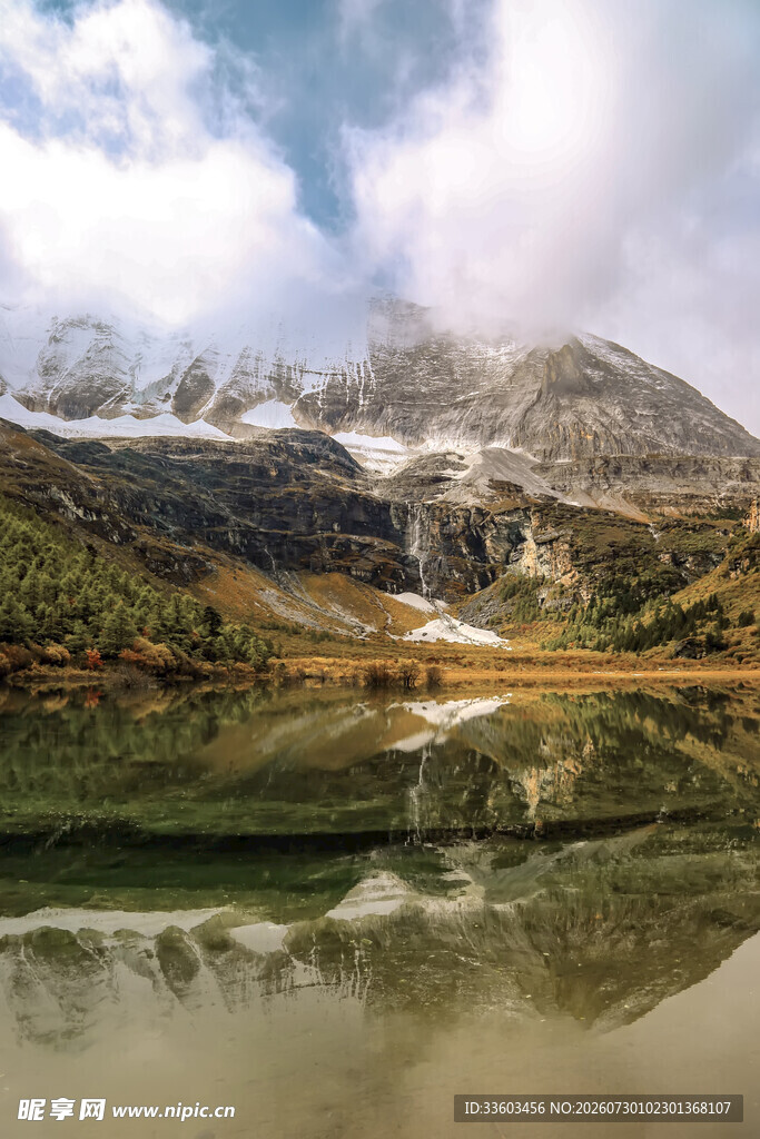 雪山湖泊美景倒影