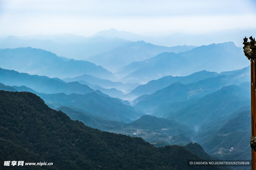 山峦叠嶂间的壮美风光