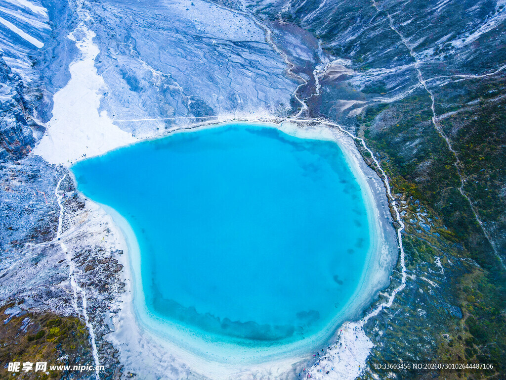 梦幻蓝湖山间绝美景致