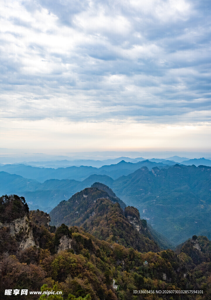 山峦云海间的壮美风光