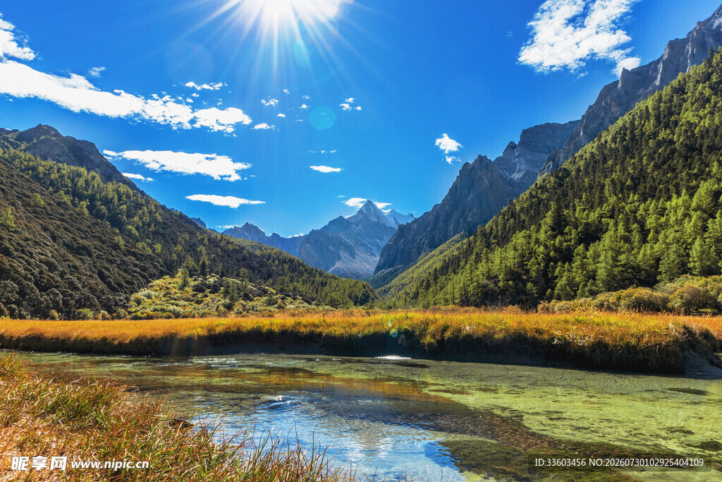 山间湖畔美景