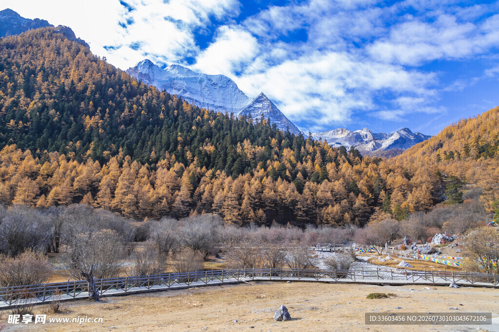 秋日山间美景