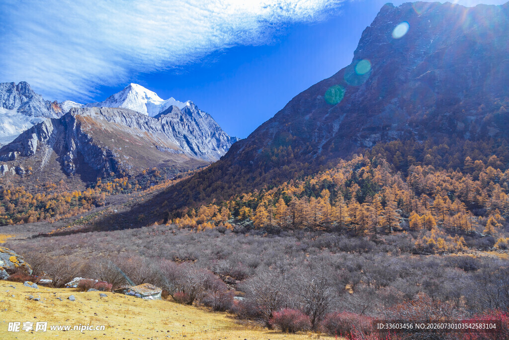 秋日壮丽雪山风景