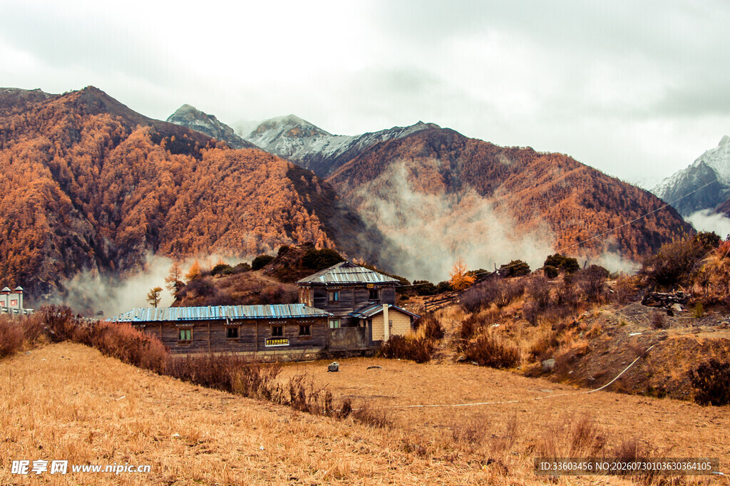 山间秋景中的古朴小屋