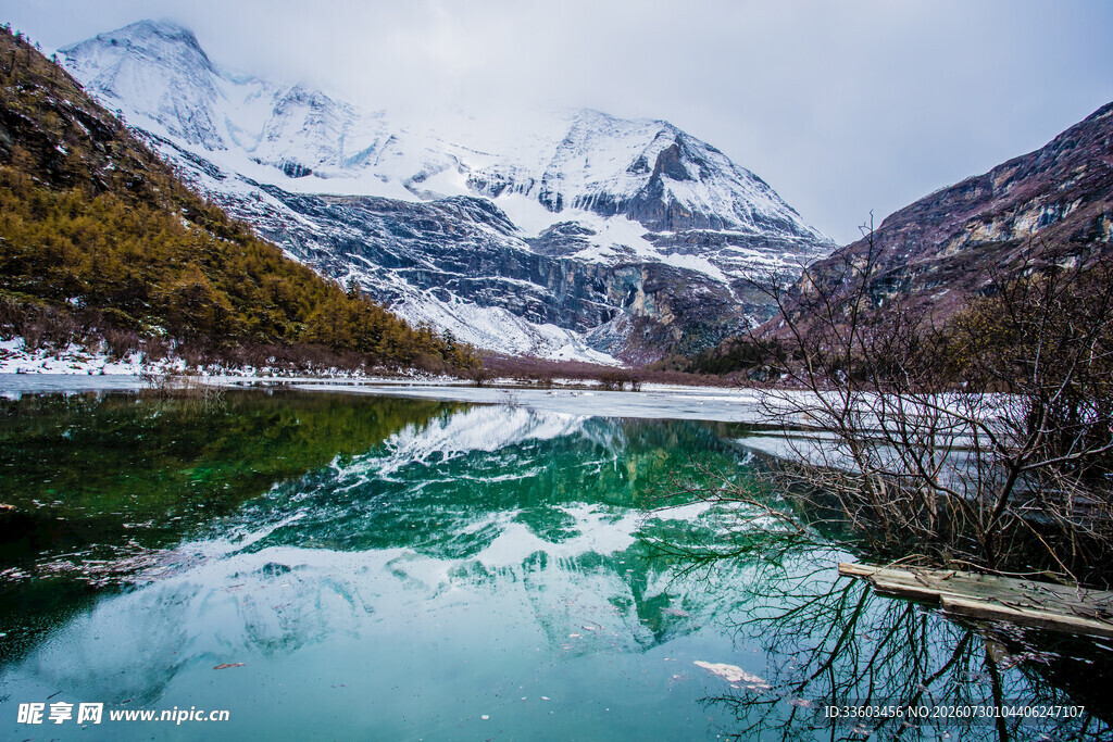 雪山下的静谧碧绿湖水