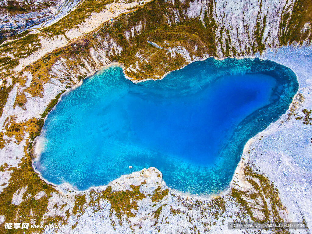 高山间的蓝湖美景