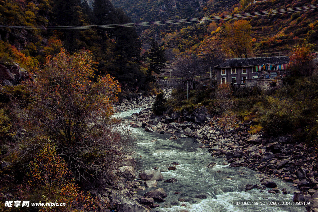 山间湍急溪流与秋色美景