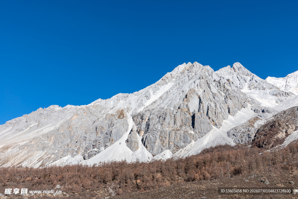 巍峨雪山壮丽风光