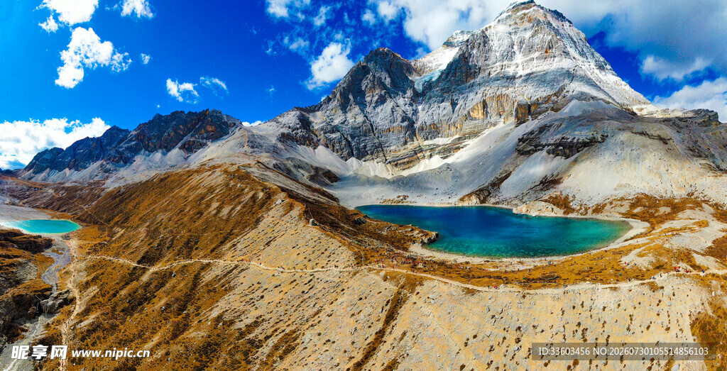 壮丽雪山下的静谧湖泊