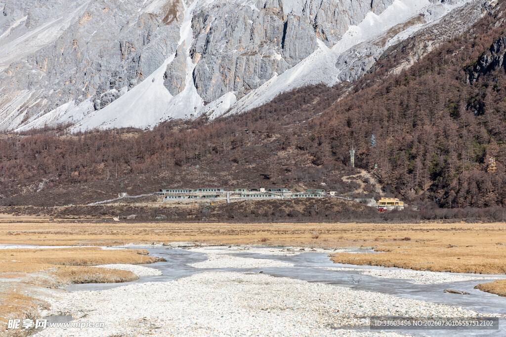 雪山下的开阔原野景观