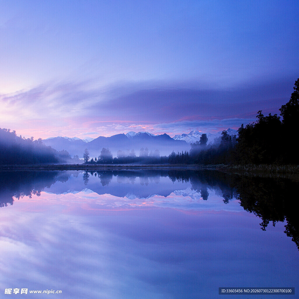 湖畔梦幻暮色倒影美景