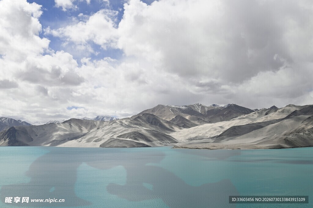 高山湖畔美景