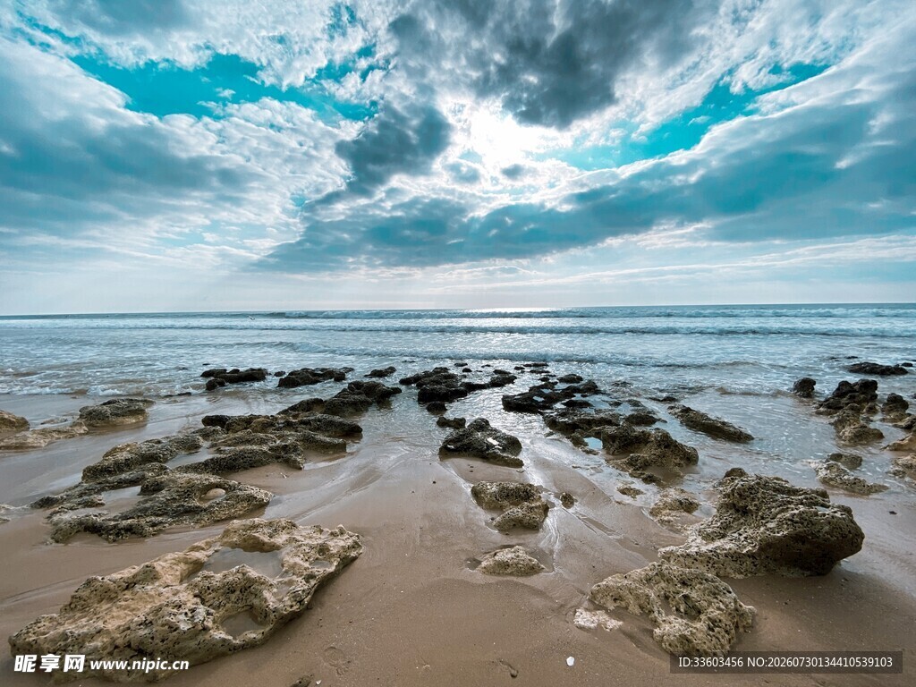 海边礁石与壮阔天空景象