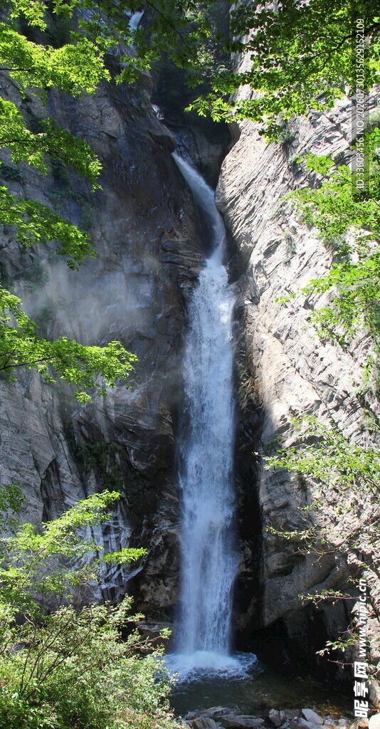 山间瀑布美景