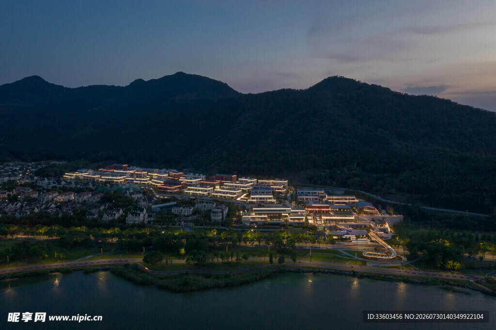 湖畔山城夜景璀璨迷人