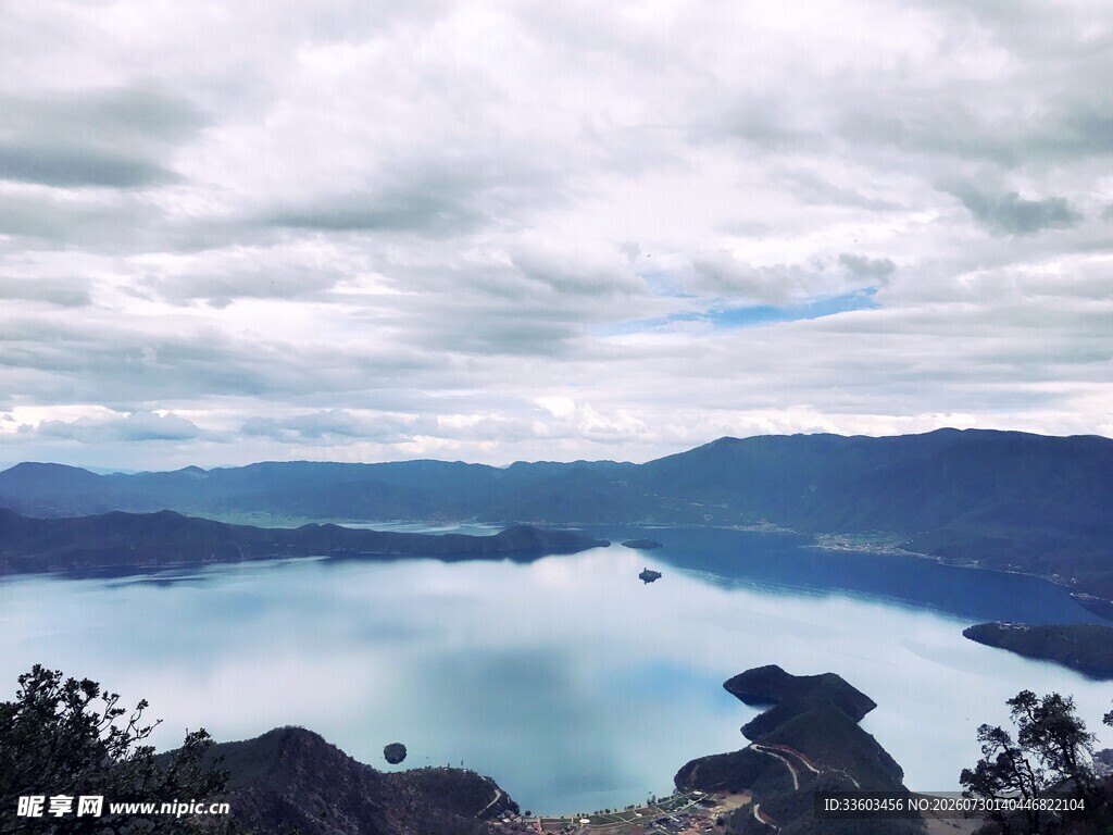 湖畔美景云绕青山碧水间
